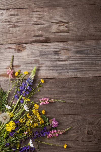 Bunga liar di grunge tua Latar belakang kayu (chamomile lupine d — Stok Foto