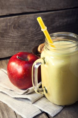 Rustik ahşap üzerinde cam kavanozda Smoothie. Yeşil sağlıklı içecek ve