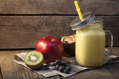 Rustik ahşap üzerinde cam kavanozda Smoothie. Yeşil sağlıklı içecek ve