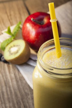 Rustik ahşap üzerinde cam kavanozda Smoothie. Yeşil sağlıklı içecek ve