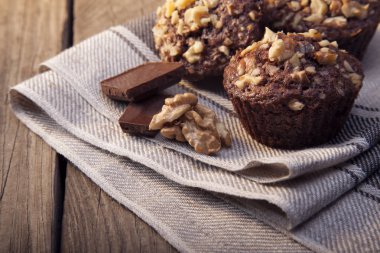 Ahşap backrou üzerinde Ceviz ile Ev yapımı lezzetli çikolata Muffins