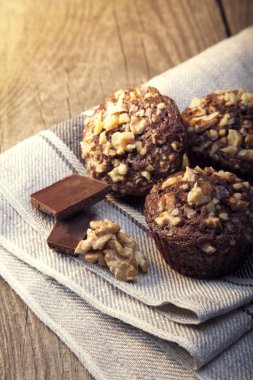 Ahşap backrou üzerinde Ceviz ile Ev yapımı lezzetli çikolata Muffins