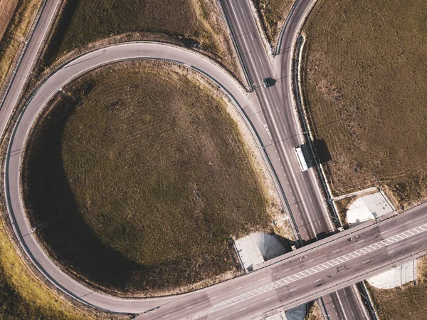 Top down aerial view of a traffic roundabout on a main road — Stock Photo, Image