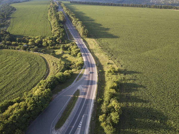 緑の自然の周りの上から車の空中ビューのための道路 — ストック写真