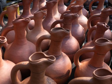 Şarap için birçok toprak sürahi satılır. Georgia