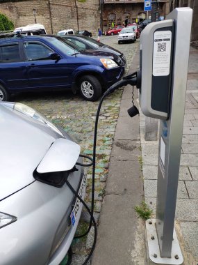 Tiflis, Gürcistan, 10 Eylül 2019 Şehir merkezindeki park yerinde elektrikli araç şarj istasyonu ile 