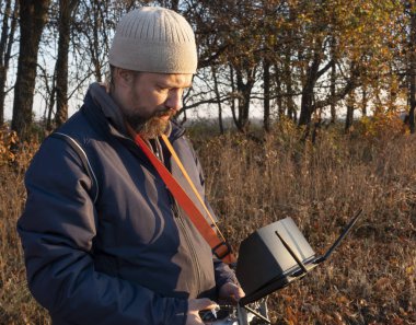 Uzaktan Kumandalı Adam parkta bir dron. 