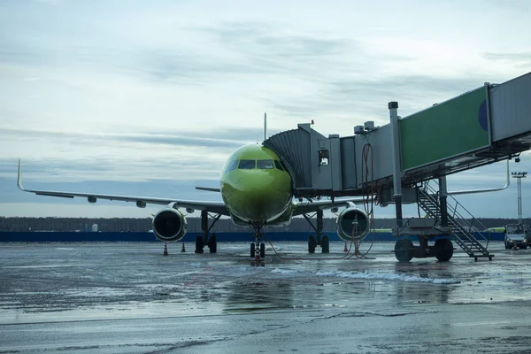 Avión Cerca Terminal Aeropuerto — Foto de Stock