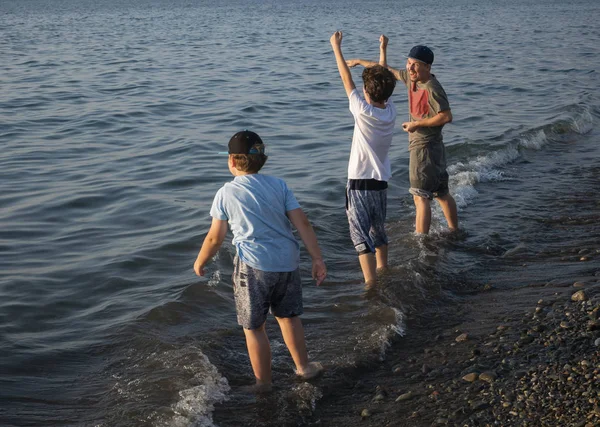 Free Happy Boys Raising Arms Watching Sun Background Sea Sunrise — Stock Photo, Image