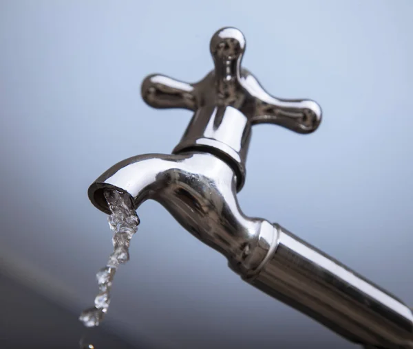 Drenaje de agua del grifo de metal, agua que fluye del grifo moderno — Foto de Stock