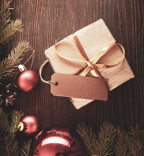Χριστουγεννιάτικα στολίδια με έλατο και ελαφρύ στεφάνι σε ξύλινο — Φωτογραφία Αρχείου