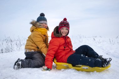 kızak üzerinde mutlu çocuklar