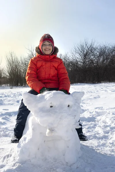 Heureux garçon dans la neige jouer et sourire journée ensoleillée en plein air — Photo