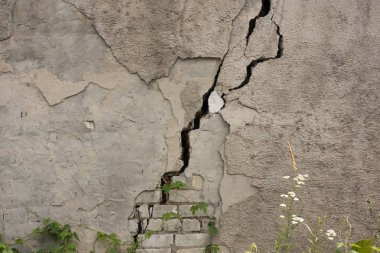 Hasarlı ev harap olmuş eski bina duvarı. Özel terk edilmiş.
