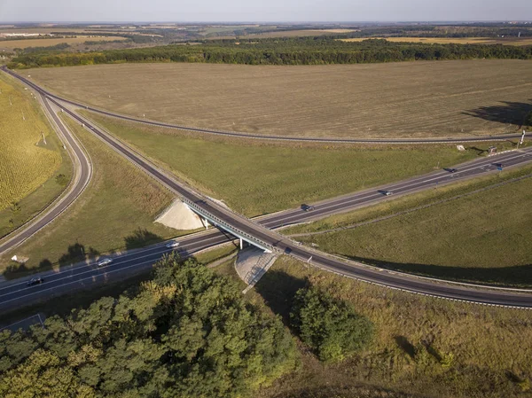 Vue aérienne du dessus de l'intersection de l'autoroute le matin d'été — Photo