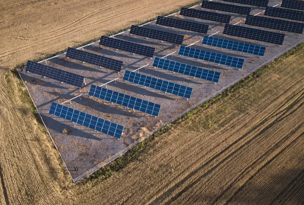 Paneles solares de vista industrial aérea. — Foto de Stock