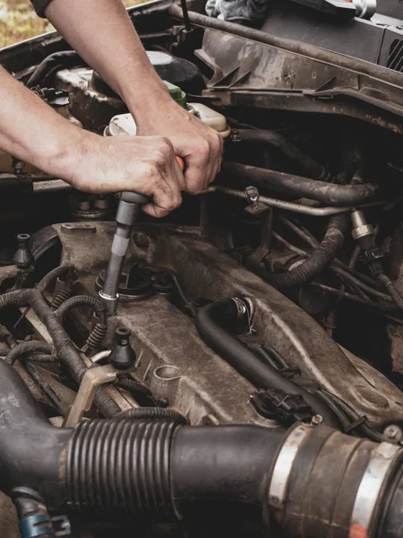 Mecânico de carro na garagem com motor de carro, serviço de automóvel. O mestre — Fotografia de Stock