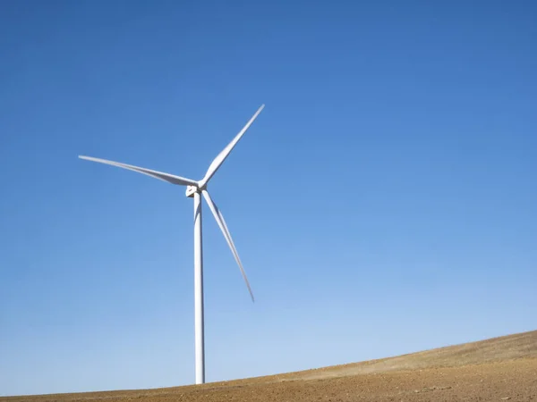 Větrné turbíny slunečné léto podzimní horské krajiny. Zelené ecolo — Stock fotografie