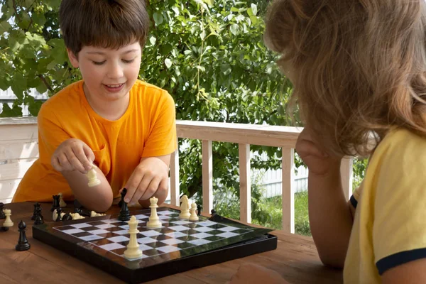 小男孩走起路来 孩子们下棋 夏天是局外人 — 图库照片