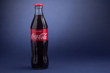 Belgorod, Rusya - 28 Mayıs 2020: Mavi Arkaplan 'da klasik Coca-Cola şişesi. Coca-Cola tarafından üretilen karbonatlı meşrubat.