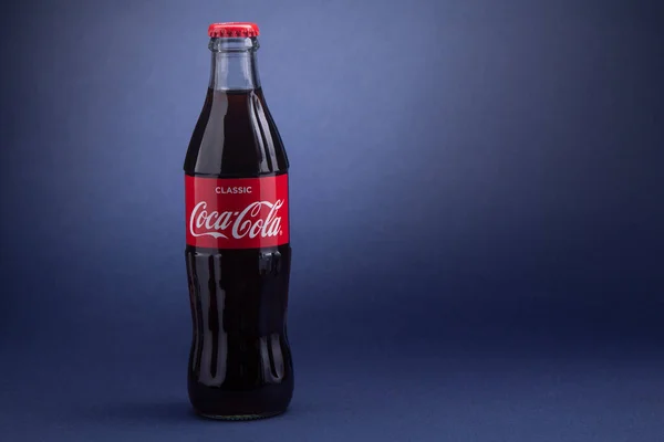 Belgorod Rússia Maio 2020 Garrafa Clássica Coca Cola Sobre Fundo — Fotografia de Stock