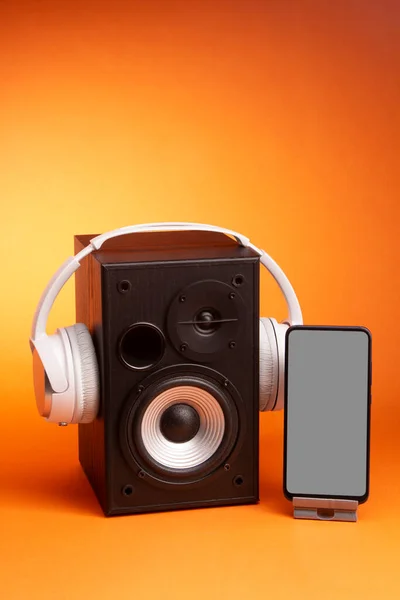 Cuffie Bianche Altoparlante Smartphone Concetto Musica Online Mockup Isolate Arancione — Foto Stock