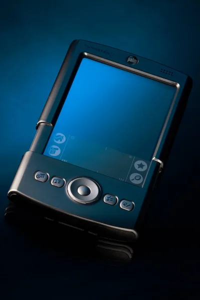 2008年11月4日 古いスタイルのPalm Pdaスマートフォンを隔離された青の背景に — ストック写真