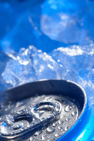 Parte Superior Lata Bebida Gelada Submersa Gelo Geada Bebida Alumínio — Fotografia de Stock