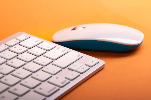 Teclado Blanco Ratón Sobre Una Mesa Naranja —  Fotos de Stock