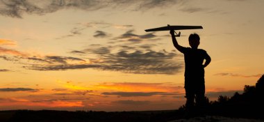 Hava planı oyuncağı olan bir çocuk. çocuk hobisi