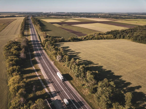 Vue Aérienne Camion Blanc Avec Semi Remorque Cargaison Déplaçant Sur — Photo