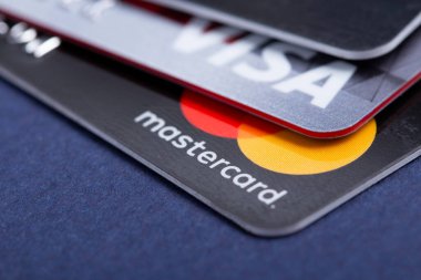 Mastercard ve Visa plastik elektronik kart makro yakın çekim görüntüsü. Belgorod, Rusya - Haziran 08, 2020: