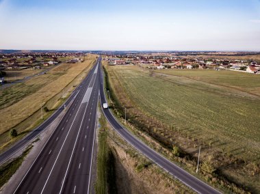 Otoyol kavşağının hava üst görüntüsü. Yaz sabahı arabasıyla..
