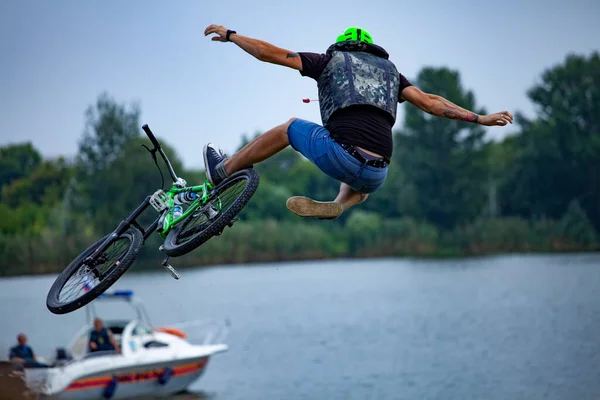 Homem Salta Uma Bicicleta Para Água Partir Cais Belgorod Rússia — Fotografia de Stock