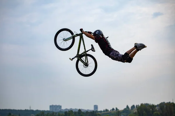 Homem Salta Uma Bicicleta Para Água Partir Cais Belgorod Rússia — Fotografia de Stock