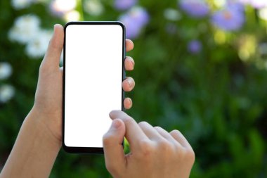 el ele tutuşan siyah akıllı telefon boş ekran modern çerçevesiz tasarım doğa arka planı