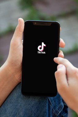 Tik Tok uygulama simgesi akıllı telefon ekranında, yayın yapan servis medyası ve videosu, Belgorod, Rusya - 10 Haziran 2020: