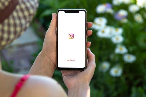 女の子は Instagramのロゴを表示するスマートフォンを保持します ソーシャルメディア Instagramは写真共有アプリです ロシアのベルゴルト Jun 2020年10月 — ストック写真