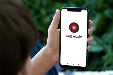Cep telefonu elinde Youtube Müzik logosu, Stream Songs ve Videos uygulaması Belgorod, Rusya - 16 Haziran 2020: