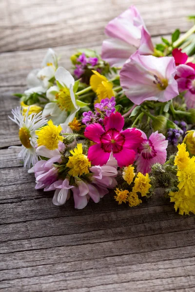 Ahşap Arka Planda Yabani Çiçekler — Stok fotoğraf