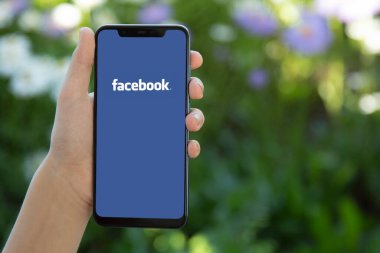 Akıllı telefondaki Facebook sosyal medya uygulaması logosu. Rusya - 16 Haziran 2020: