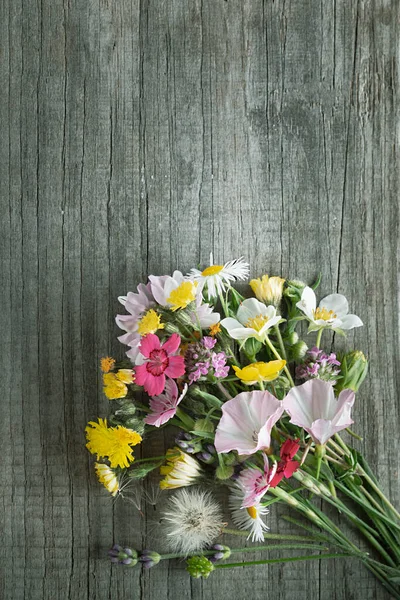 Wild Blommor Bukett Trä Bakgrund — Stockfoto