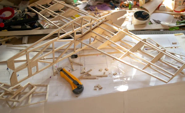 Vyrábíme Model Letadla Balzového Dřeva Ručně Vyrobeno Pracovním Stole — Stock fotografie
