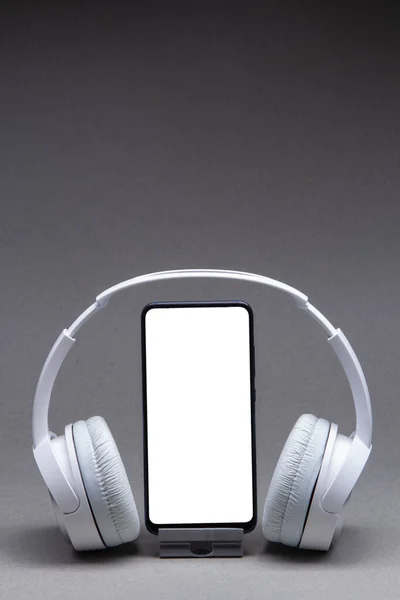 Hörlurar Med Smartphone Mockup Isolat Vitt Musik Online Koncept — Stockfoto