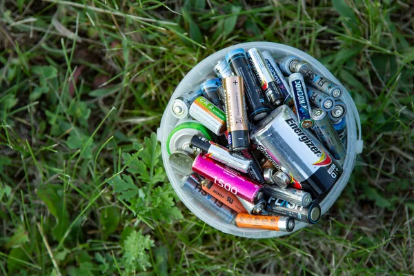 草の上に古い要素とバッテリーリサイクルビン ベルゴルド ロシア 2020年6月16日 — ストック写真