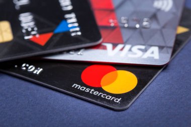 Mastercard ve Visa plastik elektronik kart makro yakın çekim görüntüsü. Belgorod, Rusya - Haziran 08, 2020: