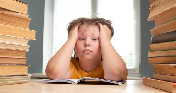 Portret Van Overstuur Schooljongen Kijkend Naar Leerboek Met Huiswerk — Stockfoto