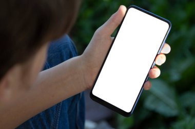 el ele tutuşan siyah akıllı telefon boş ekran modern çerçevesiz tasarım doğa arka planı