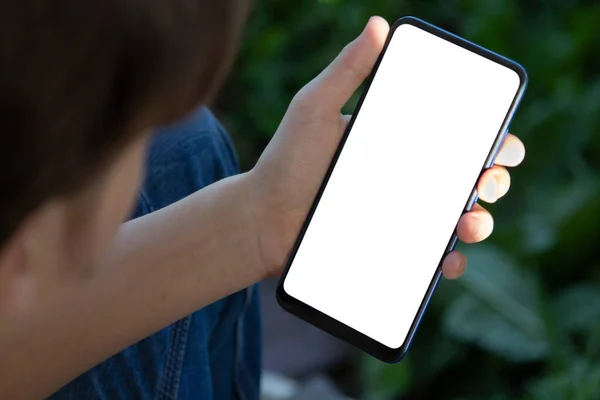 Ręka Trzymając Czarny Smartfon Pusty Ekran Nowoczesną Konstrukcją Bez Ramki — Zdjęcie stockowe