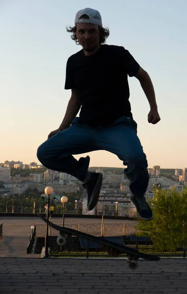 Tiener Skateboarder Doet Springen Truc Stedelijke Locatie — Stockfoto